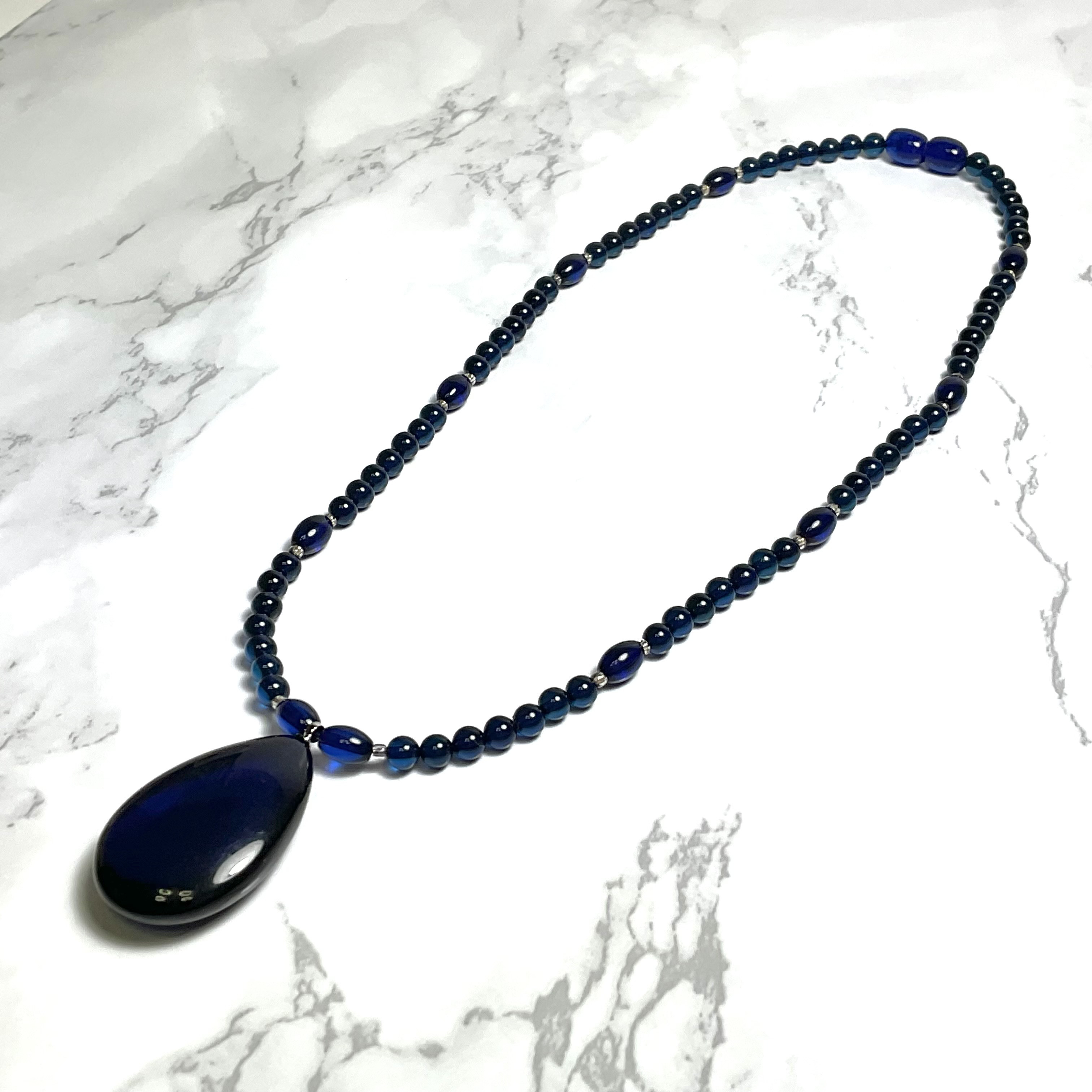 サファイアブルーが美しいリトアニアアンバーのネックレス❣️❣️