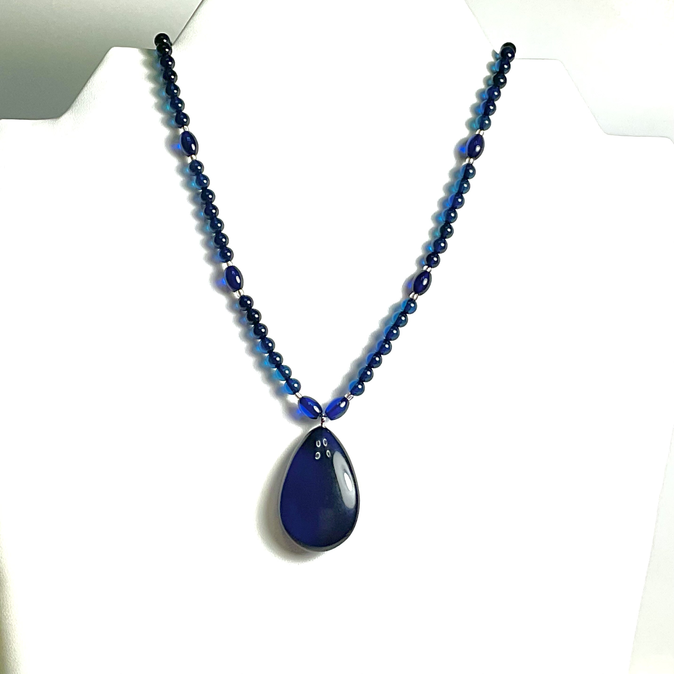 サファイアブルーが美しいリトアニアアンバーのネックレス❣️❣️