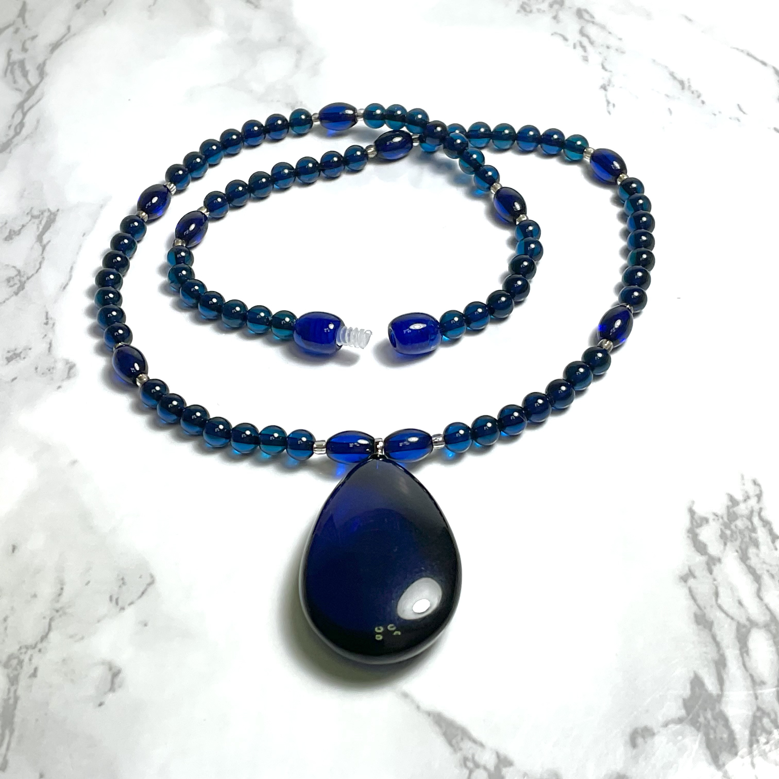 サファイアブルーが美しいリトアニアアンバーのネックレス❣️❣️