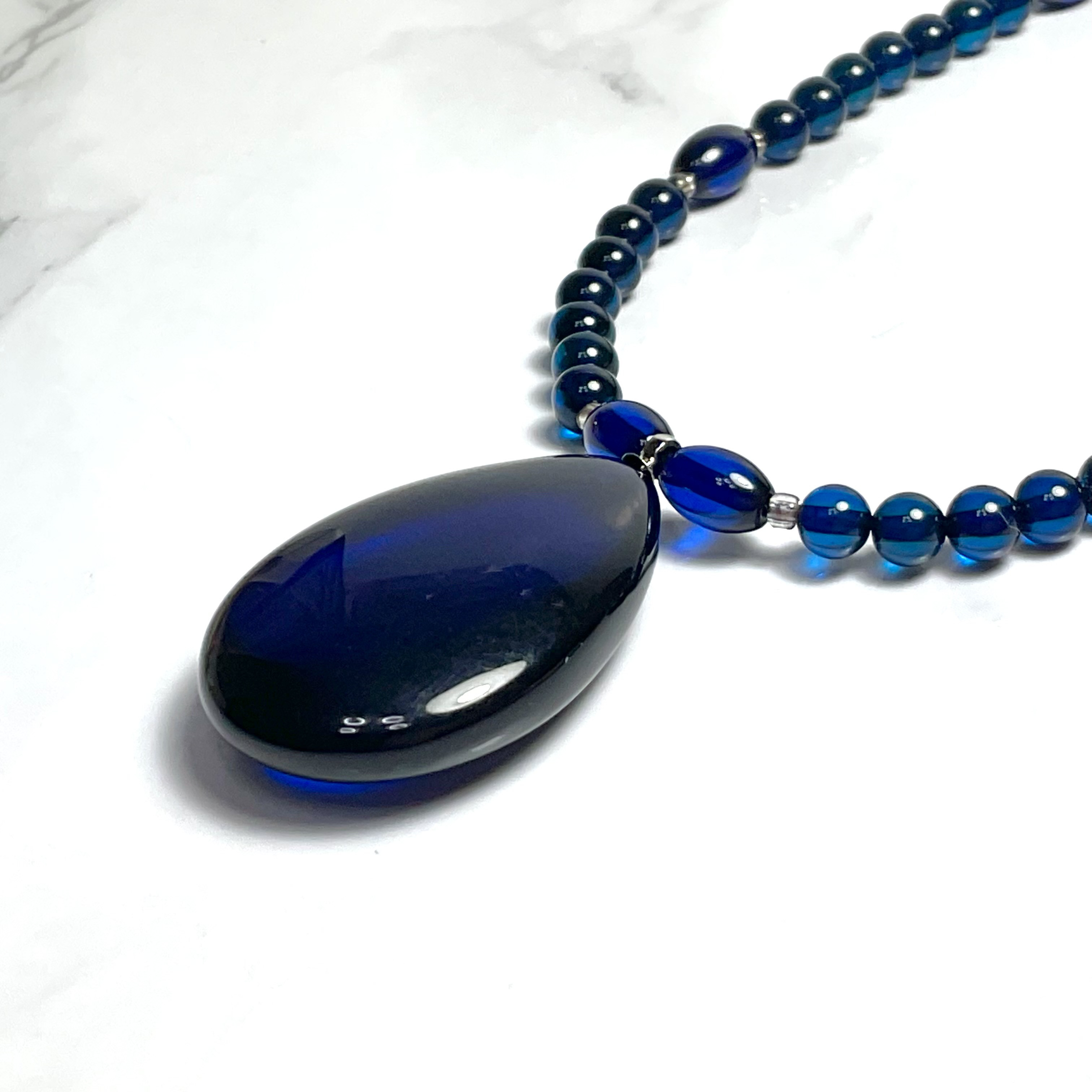 サファイアブルーが美しいリトアニアアンバーのネックレス❣️❣️