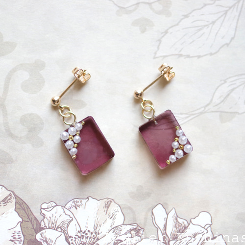 レジンアート 長方形のピアス〈夜の花の香〉 ピアス（スタッド・一粒