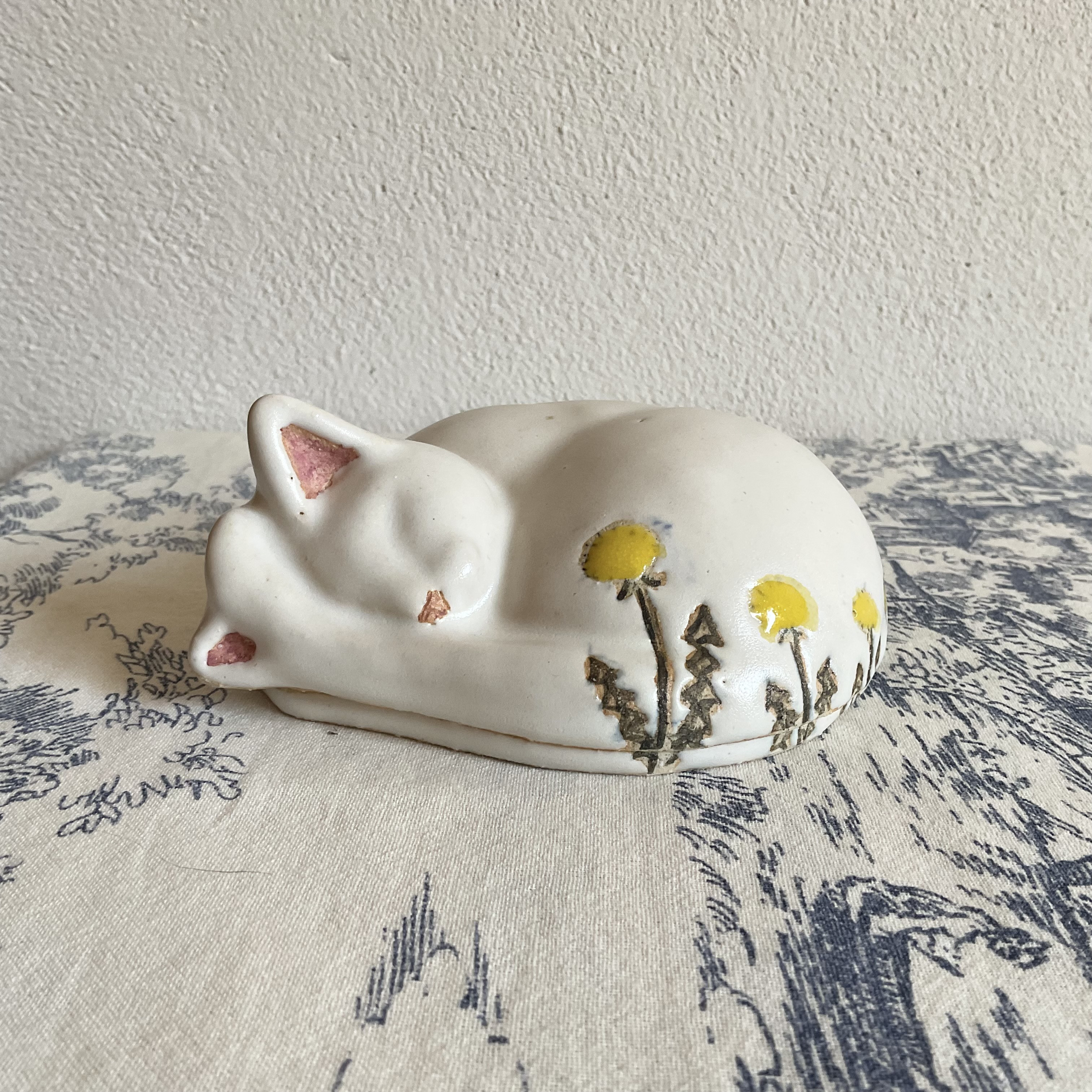 白猫とたんぽぽの蓋もの