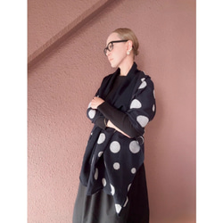 超輕盈❤️兩種顏色可選❤️柔軟羊毛❤️大號披肩❤️蓬鬆輕盈的厚實面料❤️隨機圓點❤️時尚配色 第7張的照片