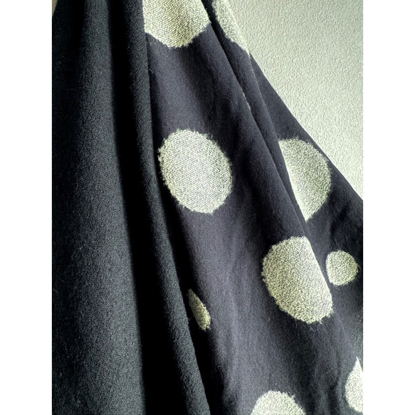 超輕盈❤️兩種顏色可選❤️柔軟羊毛❤️大號披肩❤️蓬鬆輕盈的厚實面料❤️隨機圓點❤️時尚配色 第16張的照片