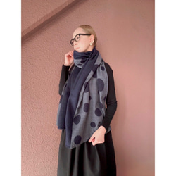 超輕盈❤️兩種顏色可選❤️柔軟羊毛❤️大號披肩❤️蓬鬆輕盈的厚實面料❤️隨機圓點❤️時尚配色 第6張的照片