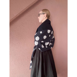 超輕盈❤️兩種顏色可選❤️柔軟羊毛❤️大號披肩❤️蓬鬆輕盈的厚實面料❤️隨機圓點❤️時尚配色 第4張的照片