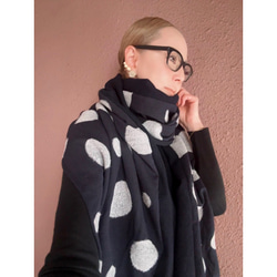 超輕盈❤️兩種顏色可選❤️柔軟羊毛❤️大號披肩❤️蓬鬆輕盈的厚實面料❤️隨機圓點❤️時尚配色 第5張的照片