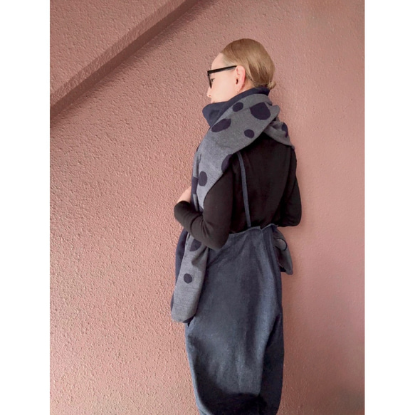 超輕盈❤️兩種顏色可選❤️柔軟羊毛❤️大號披肩❤️蓬鬆輕盈的厚實面料❤️隨機圓點❤️時尚配色 第12張的照片