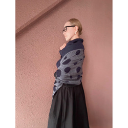 超輕盈❤️兩種顏色可選❤️柔軟羊毛❤️大號披肩❤️蓬鬆輕盈的厚實面料❤️隨機圓點❤️時尚配色 第8張的照片