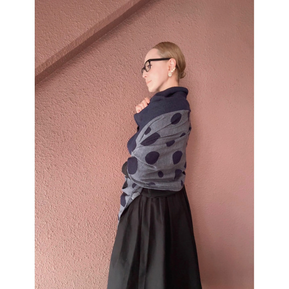 超輕盈❤️兩種顏色可選❤️柔軟羊毛❤️大號披肩❤️蓬鬆輕盈的厚實面料❤️隨機圓點❤️時尚配色 第8張的照片