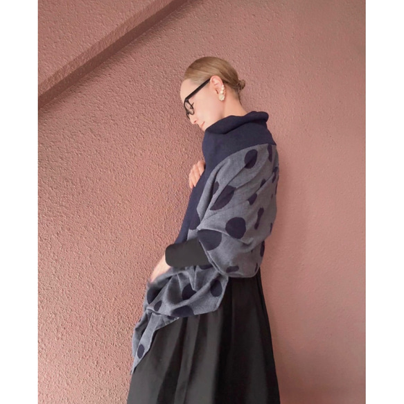 超輕盈❤️兩種顏色可選❤️柔軟羊毛❤️大號披肩❤️蓬鬆輕盈的厚實面料❤️隨機圓點❤️時尚配色 第14張的照片