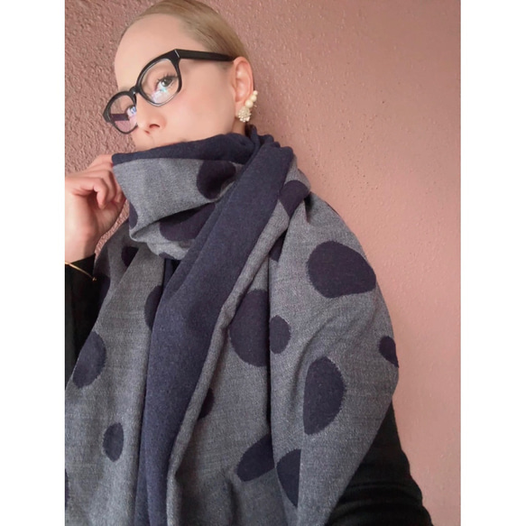 超輕盈❤️兩種顏色可選❤️柔軟羊毛❤️大號披肩❤️蓬鬆輕盈的厚實面料❤️隨機圓點❤️時尚配色 第2張的照片