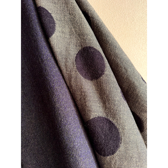 超輕盈❤️兩種顏色可選❤️柔軟羊毛❤️大號披肩❤️蓬鬆輕盈的厚實面料❤️隨機圓點❤️時尚配色 第17張的照片