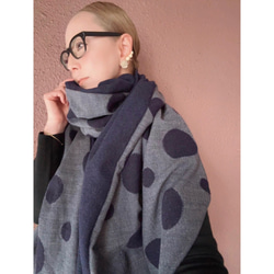 超輕盈❤️兩種顏色可選❤️柔軟羊毛❤️大號披肩❤️蓬鬆輕盈的厚實面料❤️隨機圓點❤️時尚配色 第10張的照片