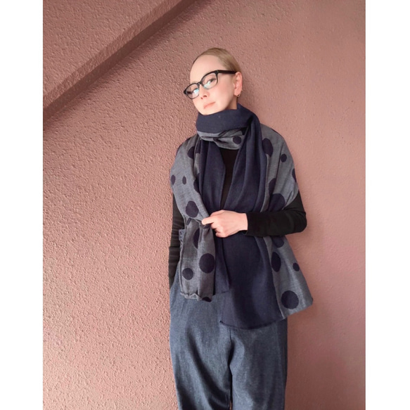 超輕盈❤️兩種顏色可選❤️柔軟羊毛❤️大號披肩❤️蓬鬆輕盈的厚實面料❤️隨機圓點❤️時尚配色 第13張的照片