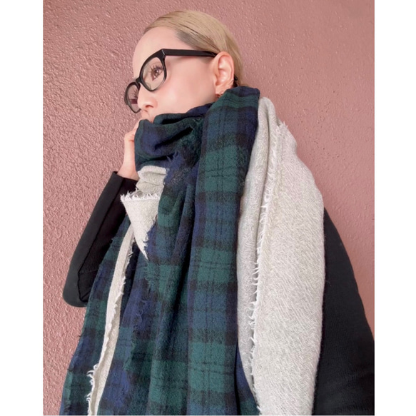 超輕盈❤️兩種顏色可選❤️柔軟羊毛❤️大號披肩❤️蓬鬆輕盈的厚實面料❤️隨機圓點❤️時尚配色 第18張的照片