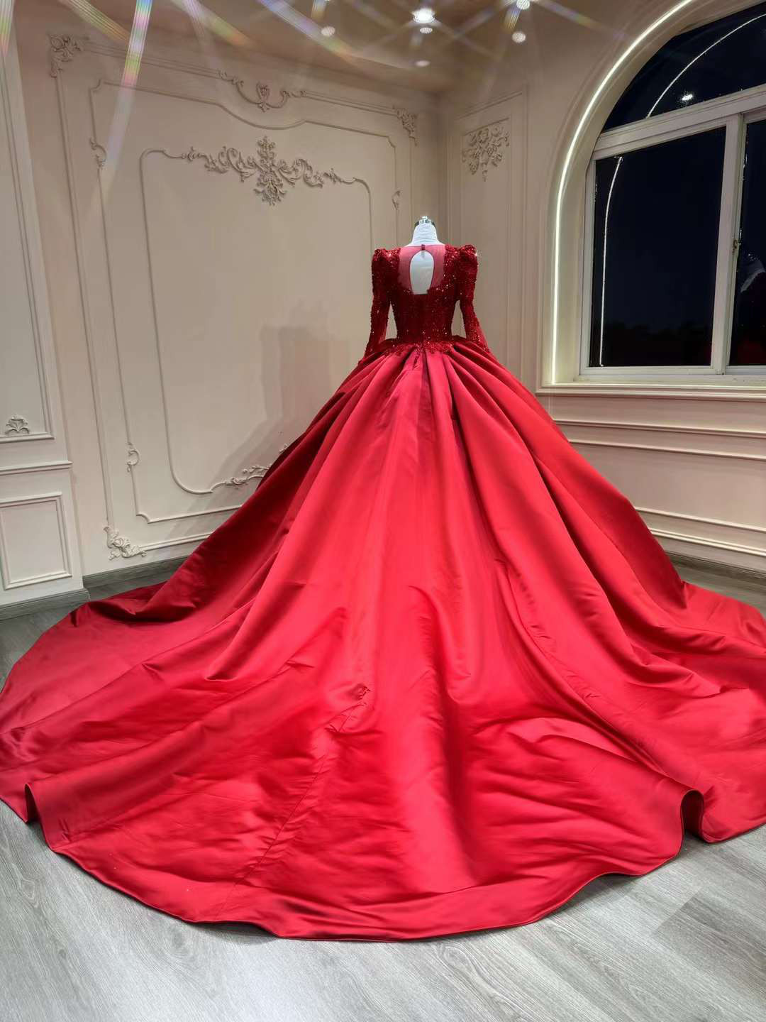 憧れのドレス！高級サテン　編み上げ　スクエアネック　ウェディングドレス　上品　赤　紅色キラキラビジュー　秋婚・冬婚結婚式