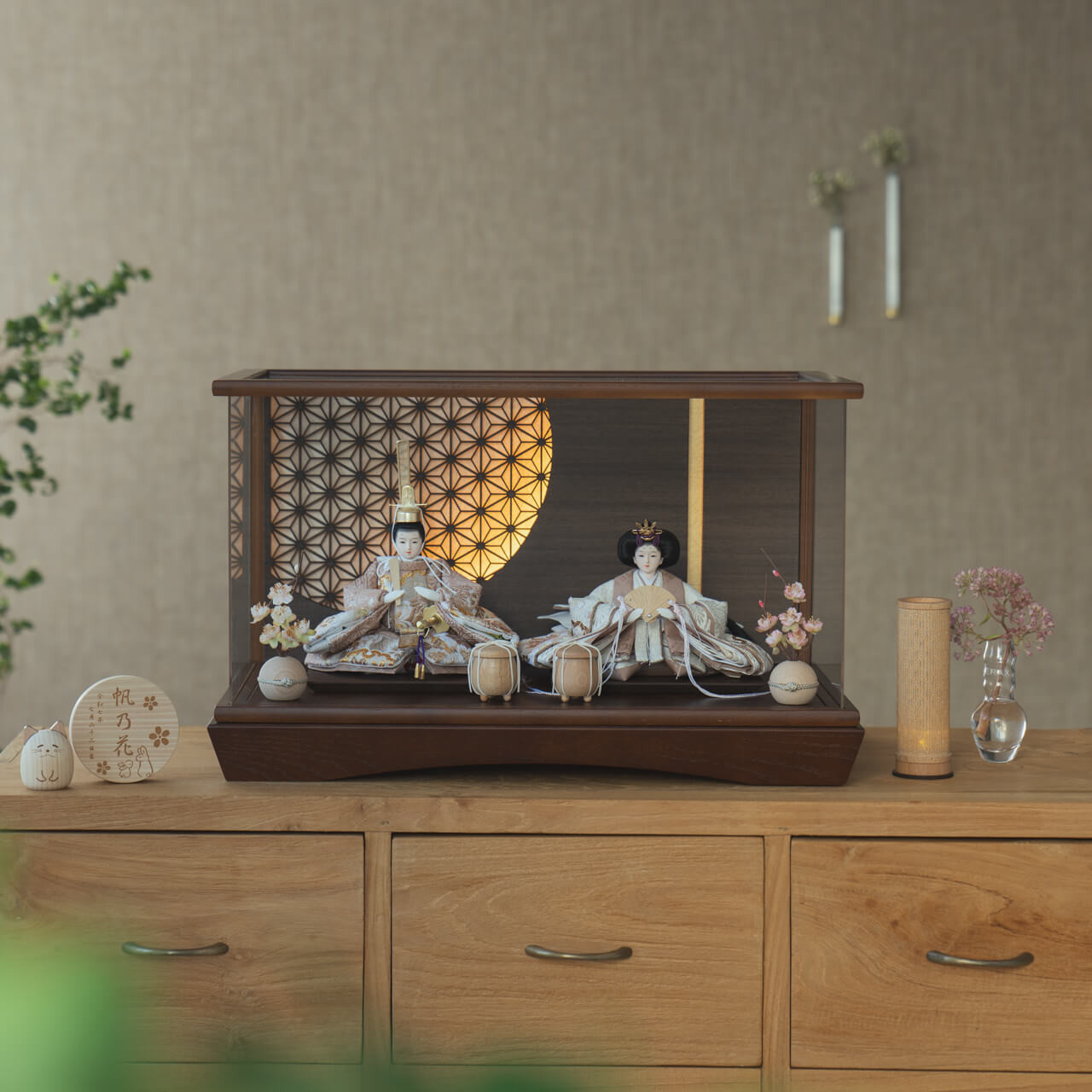 ことのひな人形｜ほのか｜円ケース｜LED円麻の葉BB（3f-0113）｜コンパクトな雛人形｜ひな祭り｜雛人形