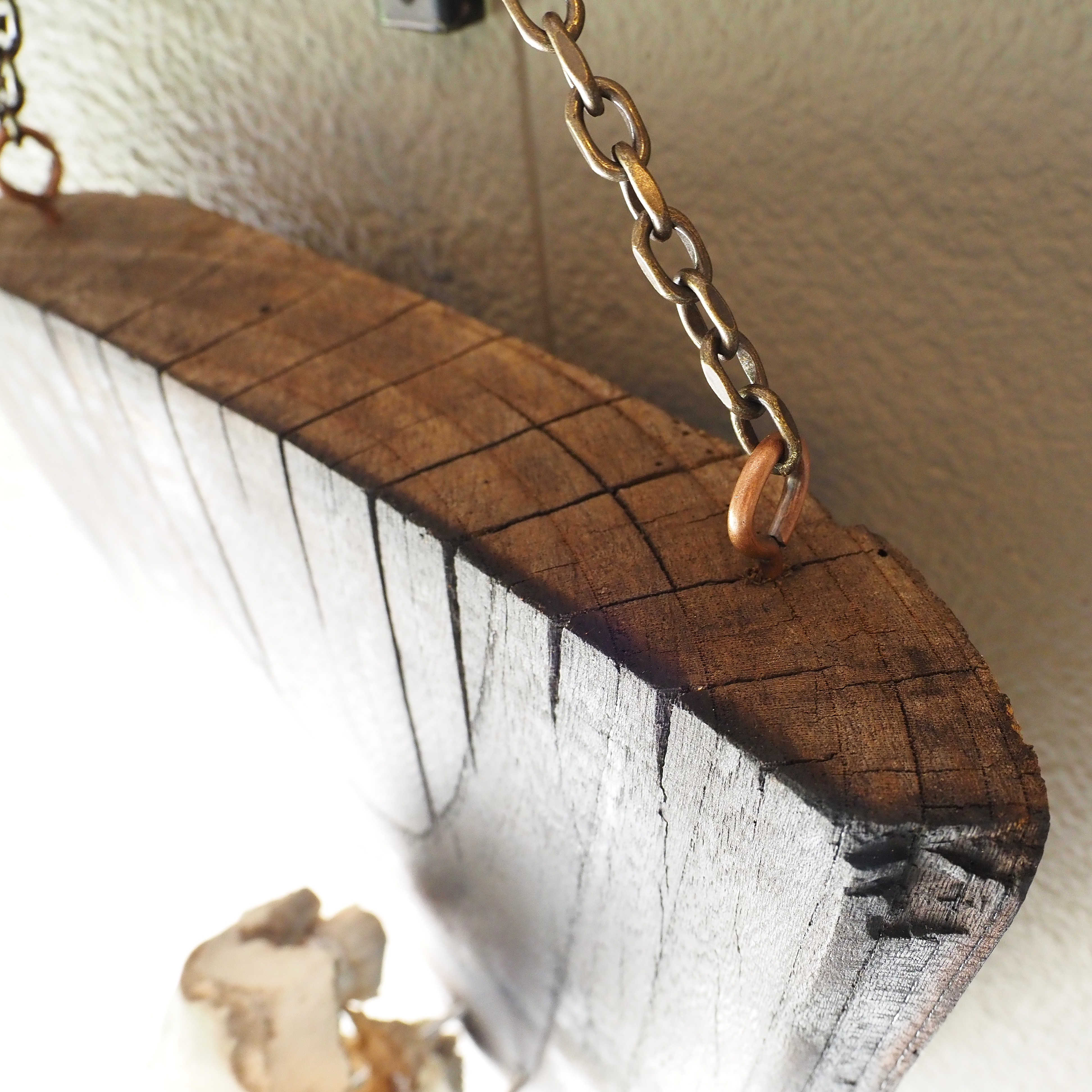 鹿の頭蓋骨の壁掛け飾り スカルオブジェ【燃えた古材の台座】