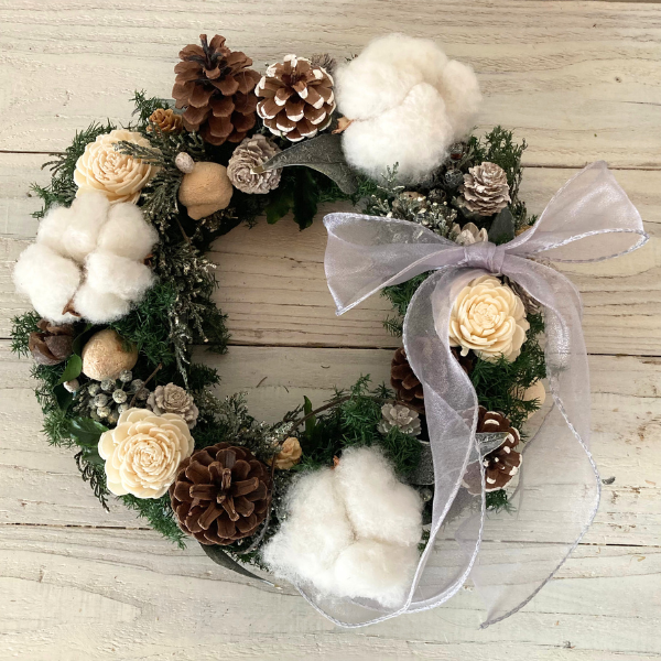 来年も飾れるプリザーブドフラワー製コットンと木の実のシルバーリース