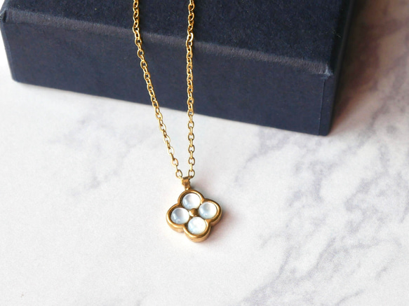 【ホリデーボックス2025】ホワイトシェルの小さなお花ネックレス　サージカルステンレス　シンプル　ギフト クリスマス 6枚目の画像