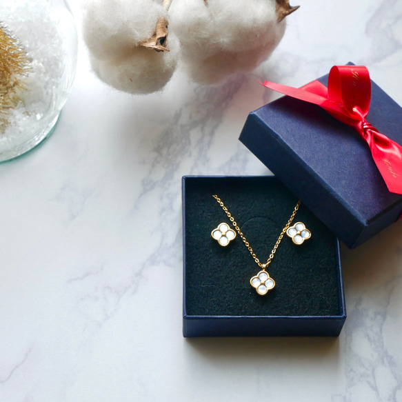 【ホリデーボックス2025】ホワイトシェルの小さなお花ネックレス　サージカルステンレス　シンプル　ギフト クリスマス 1枚目の画像