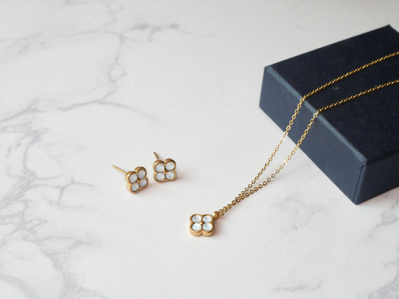 【ホリデーボックス2025】ホワイトシェルの小さなお花ネックレス　サージカルステンレス　シンプル　ギフト クリスマス 3枚目の画像