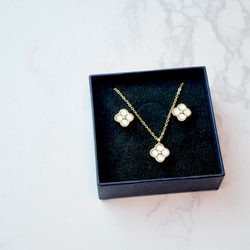 【ホリデーボックス2025】ホワイトシェルの小さなお花ネックレス　サージカルステンレス　シンプル　ギフト クリスマス 2枚目の画像