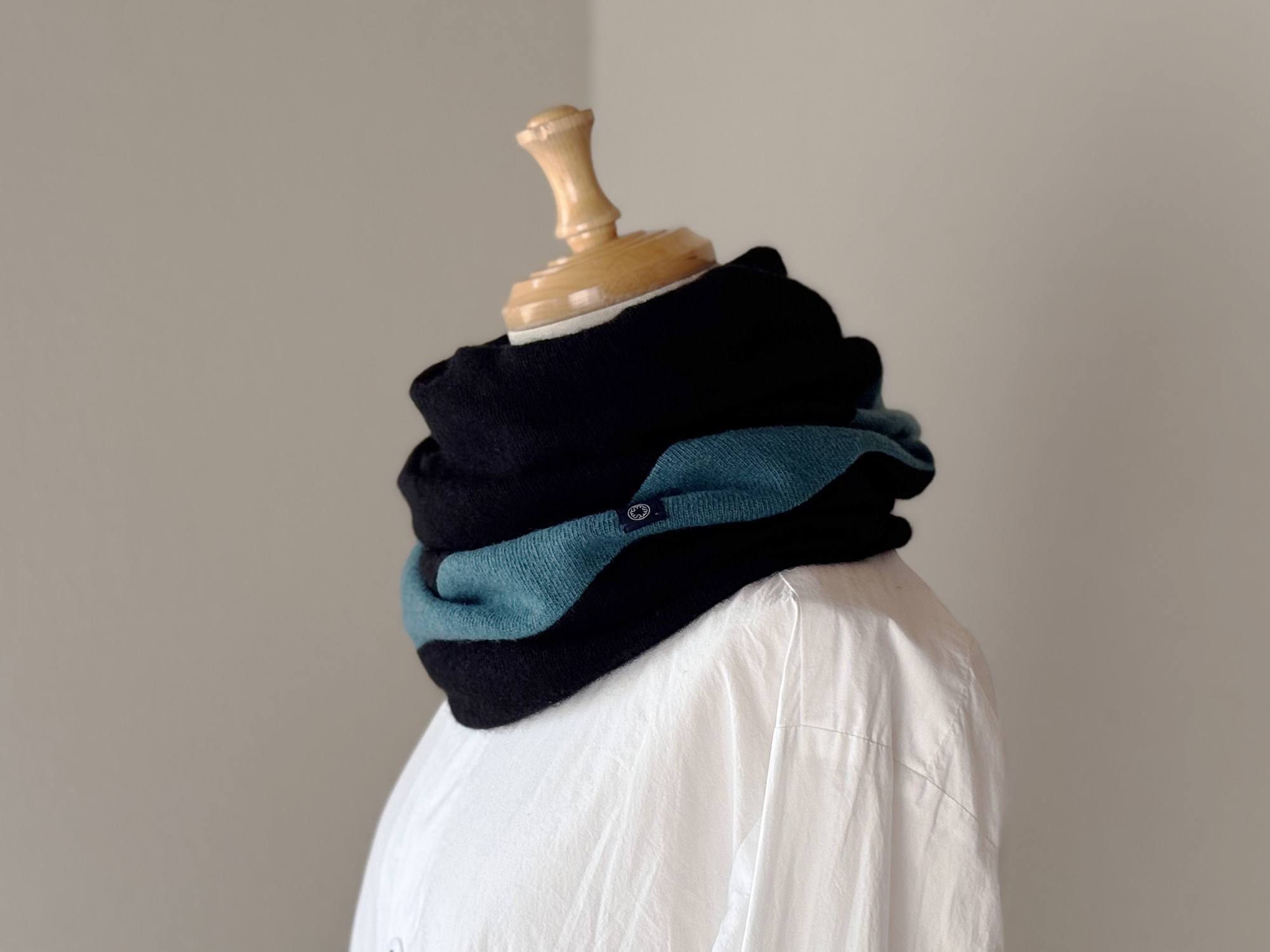 温度を纏う。純カシミヤねじりスヌード ［Obi Design］ブラック/アカプルコブルー