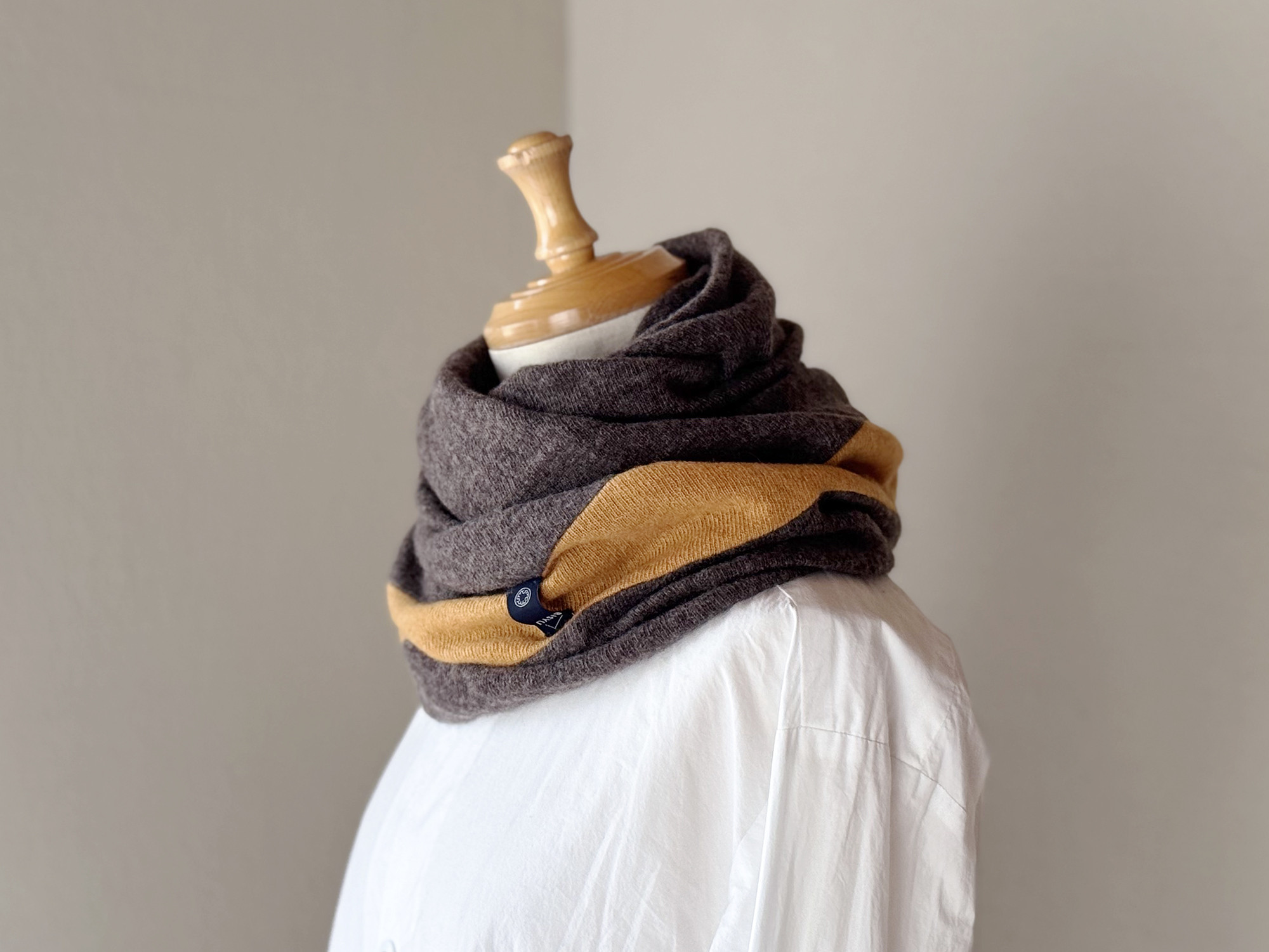 温度を纏う。純カシミヤねじりスヌード ［Obi Design］モカブラウン/マスタード