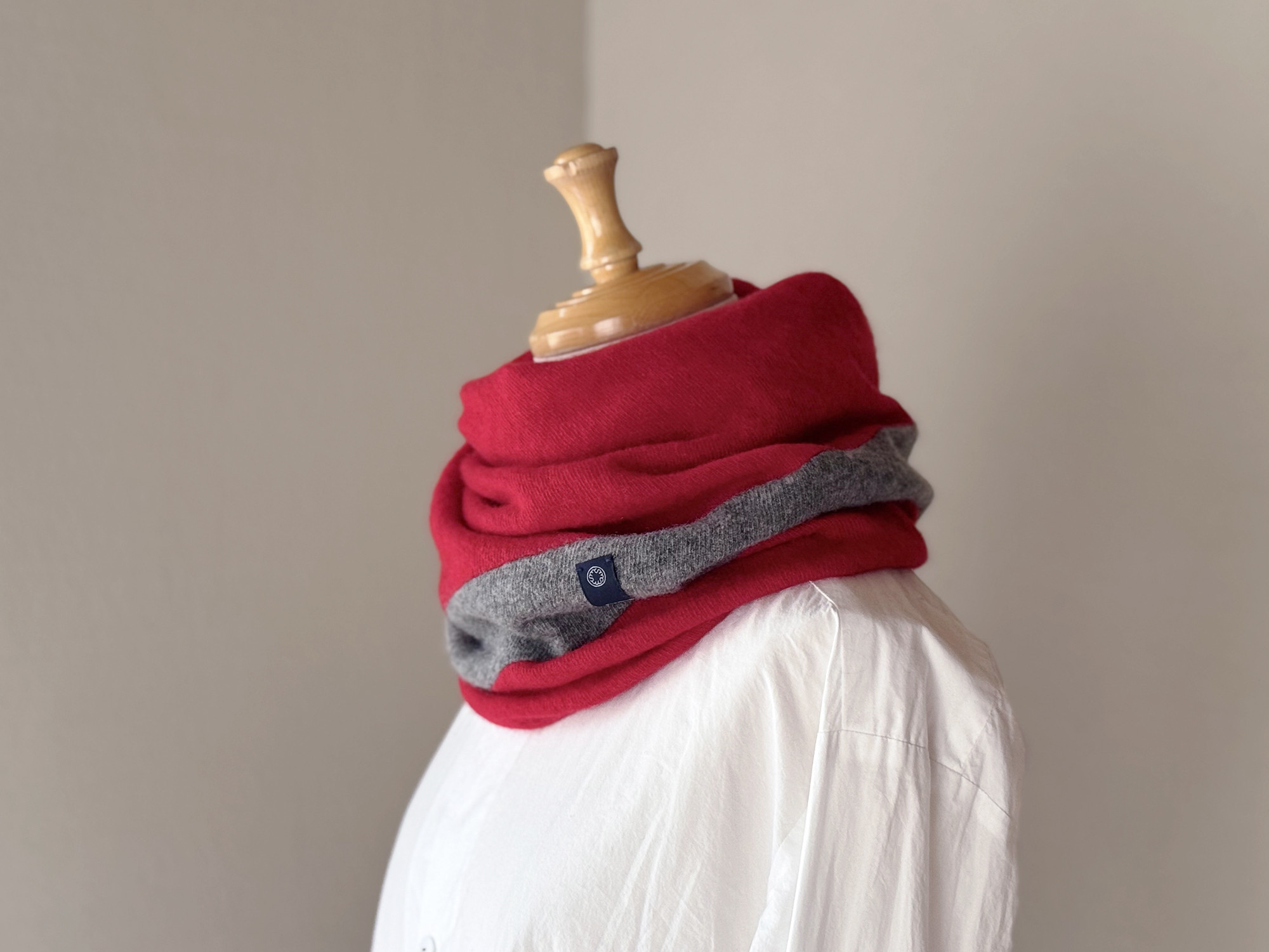 温度を纏う。純カシミヤねじりスヌード ［Obi Design］レッド/杢グレー