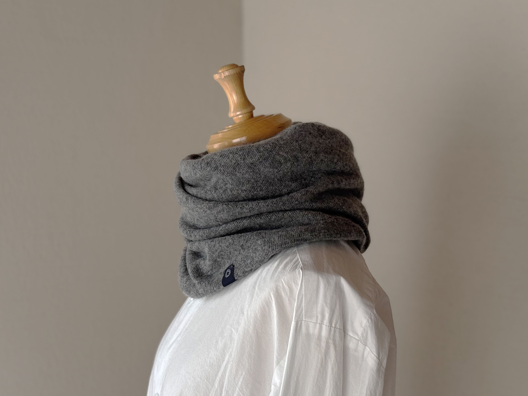 温度を纏う。純カシミヤねじりスヌード ［Basic Design］ダークグレー