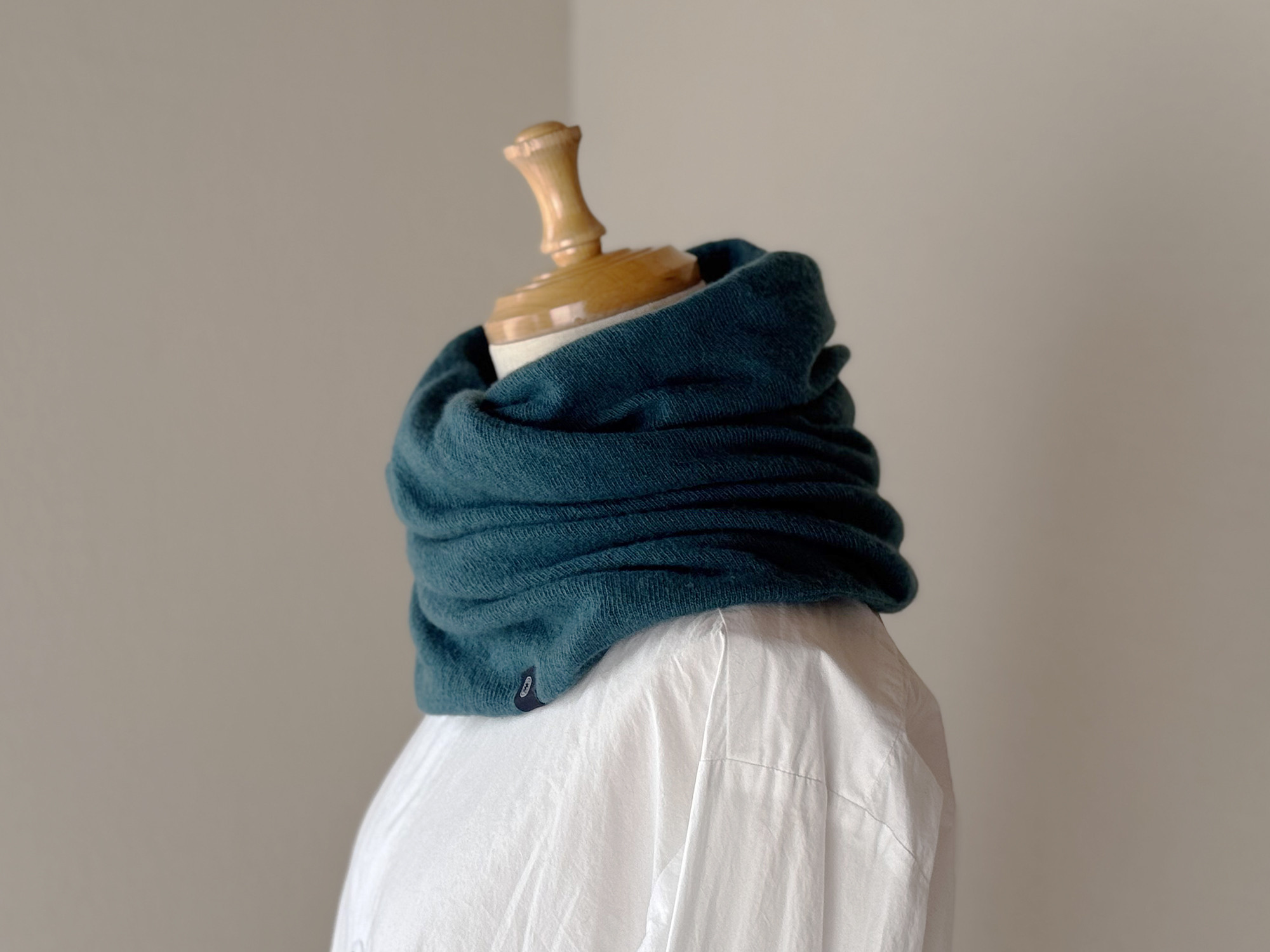 温度を纏う。純カシミヤねじりスヌード ［Basic Design］アカプルコブルー