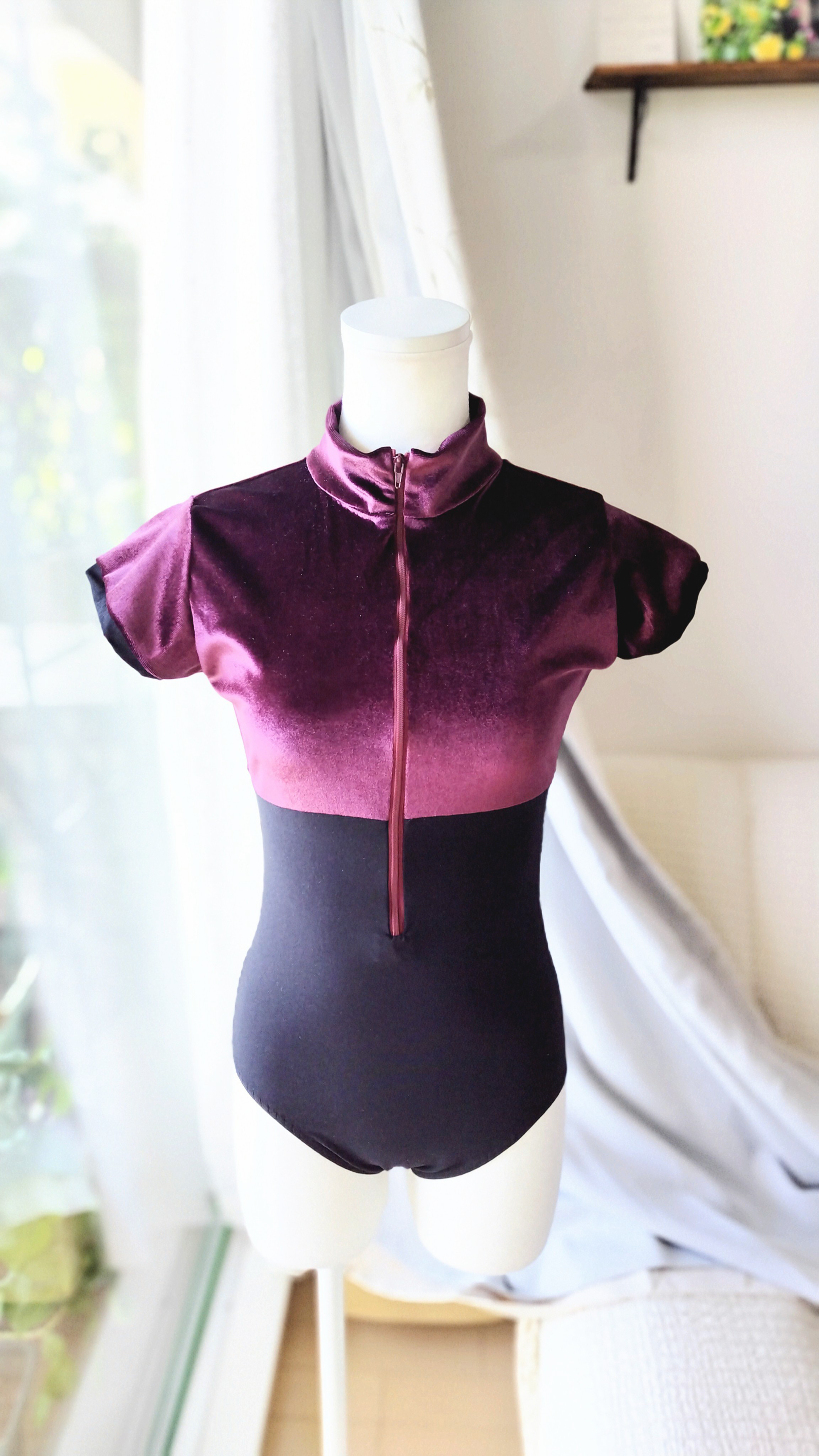 M～Ｌサイズ／ボルドー色ベロアでスタイリッシュに。ファスナーバレエレオタード