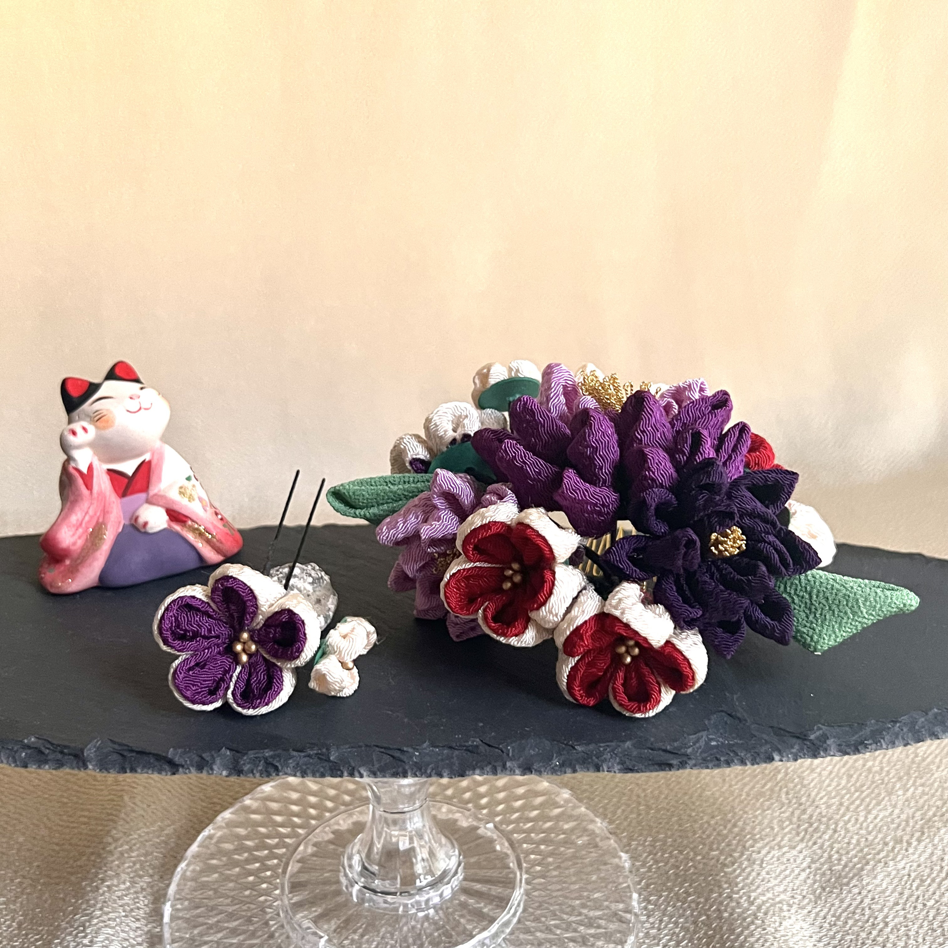 【あんしん匿名便】着物 袴 髪飾り 七五三　成人式　卒業式　つまみ細工　紫白　かわいい　上品　はかま　和モダン瑞ｓｕｉ