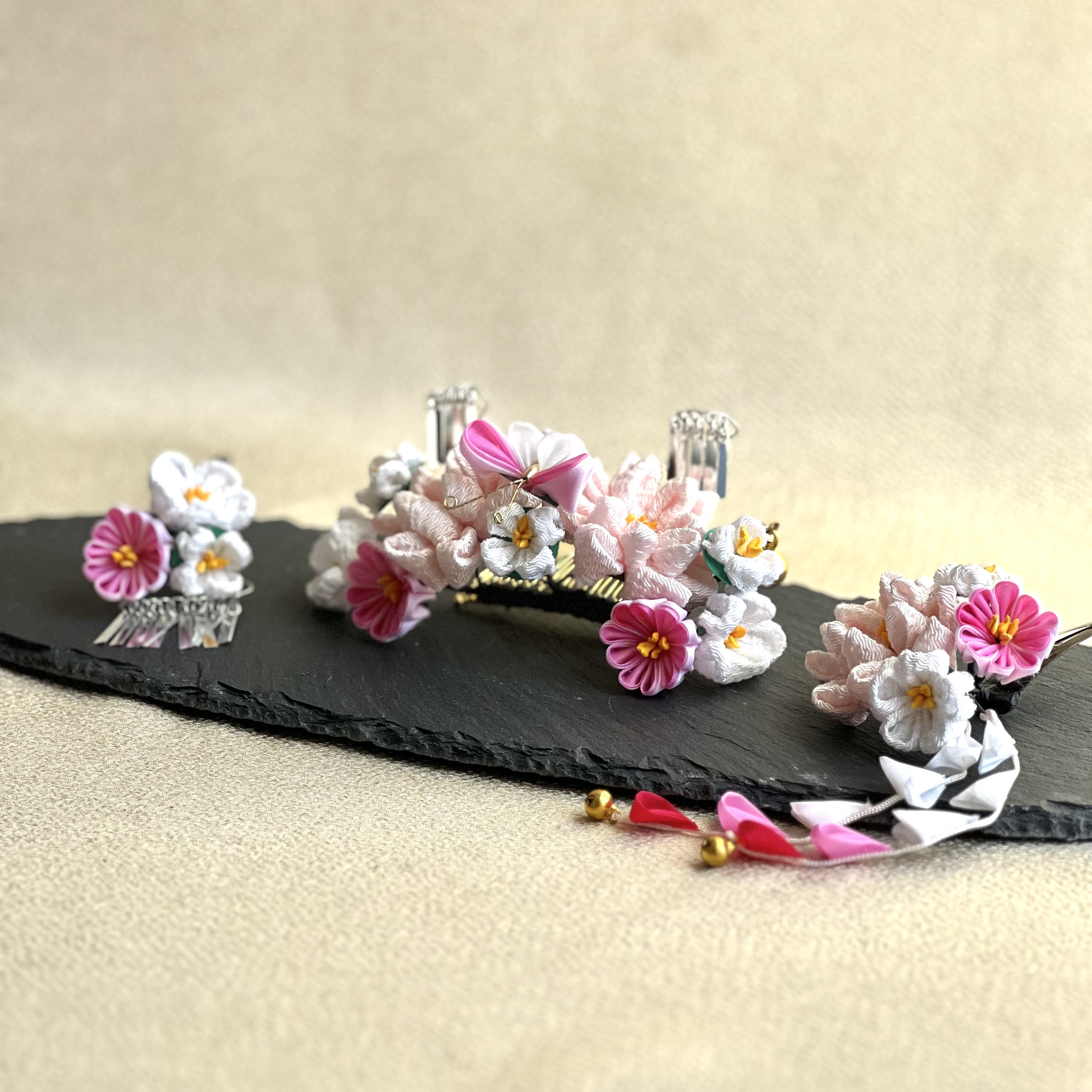 【あんしん匿名便】着物 袴 髪飾り 七五三　卒業式　つまみ細工　ピンク　白　かわいい　上品　かんざし　3段セット　瑞