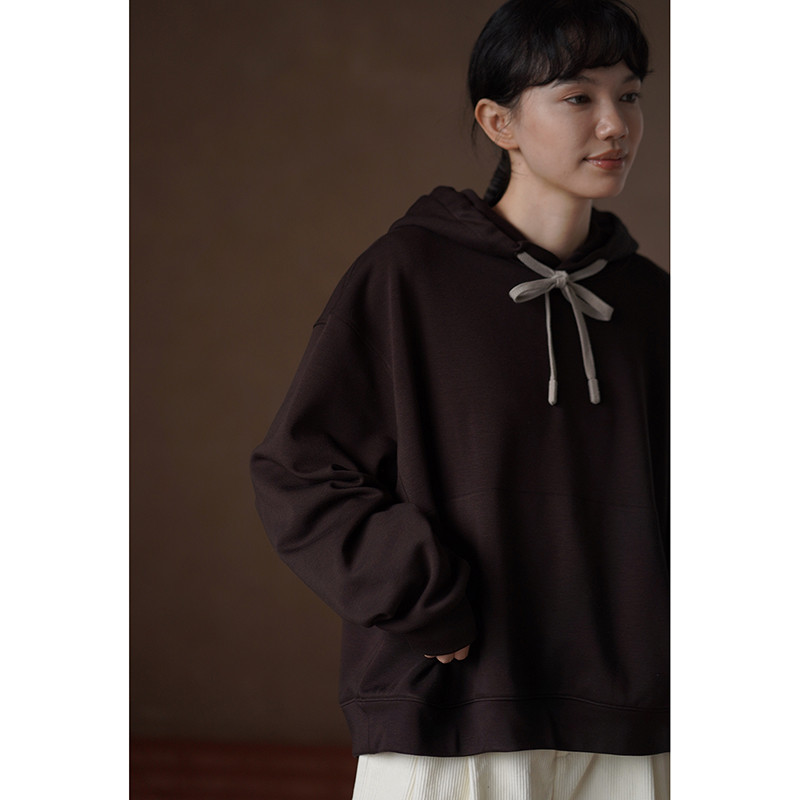 もっちりとしたココア色に、コントラストコードの遊び心が光るドロップショルダーのフーディー。#840