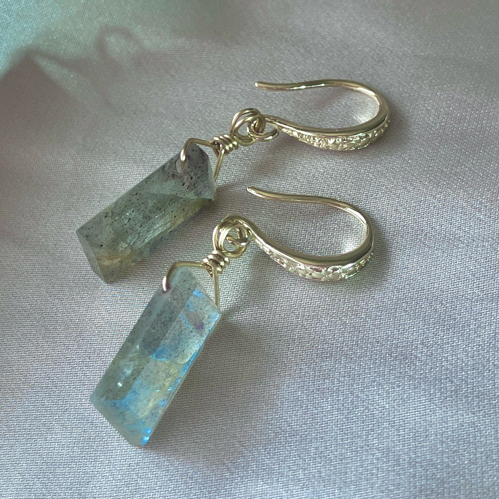 14kgf／シラーが美しいラブラドライトのピアス（イヤリング変更可）