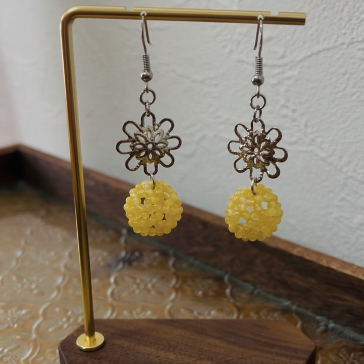 *天然石*アラゴナイト 2mm球 フラーレン ピアス 小ぶりでコロン♪ 優しく包み込む癒しの石 パーツ変更可