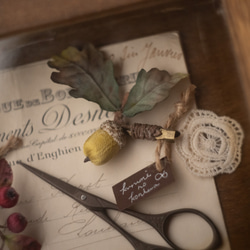 刺繍糸 の どんぐり ブローチ　オーク 　緑色 2枚目の画像