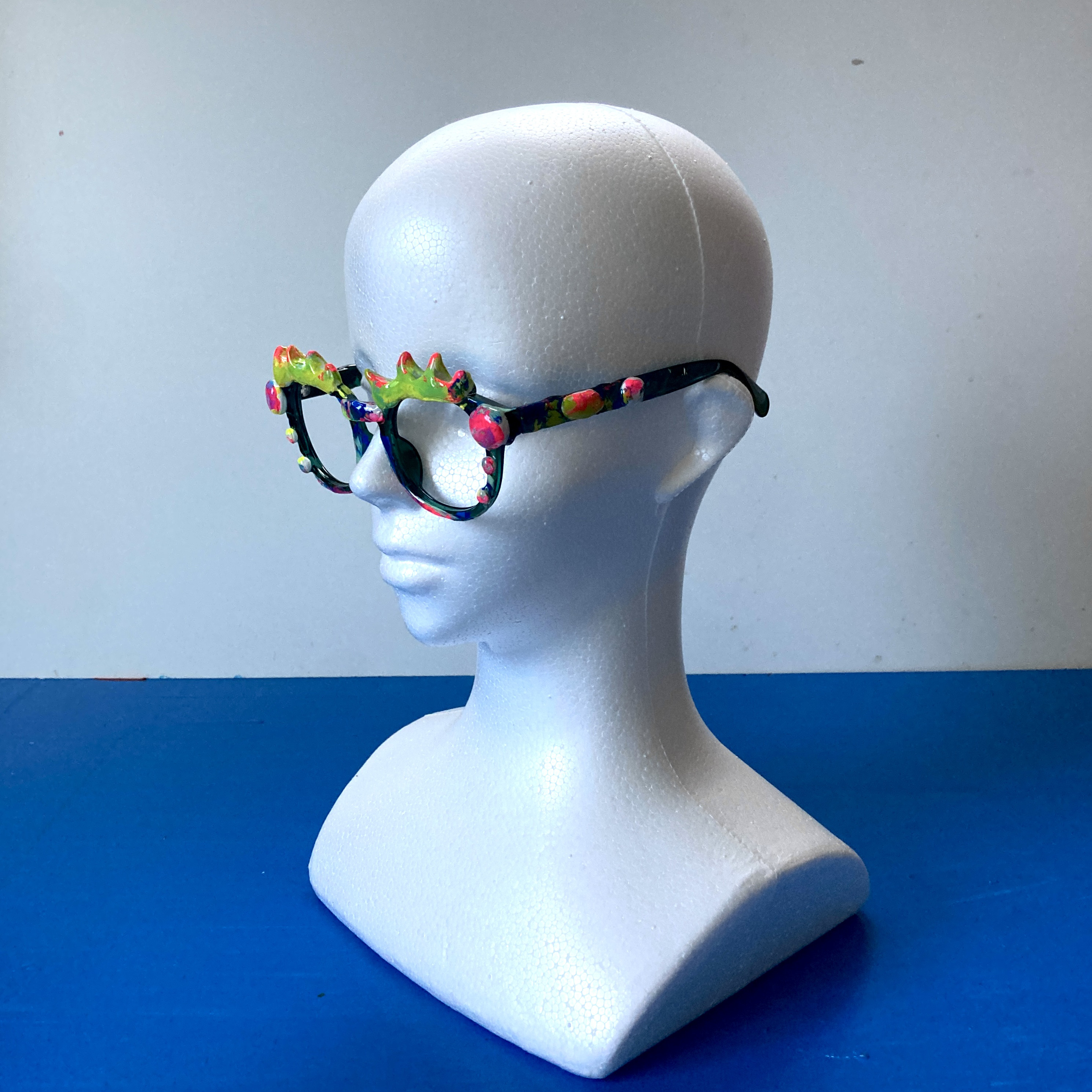 ピカピカ光るメガネ