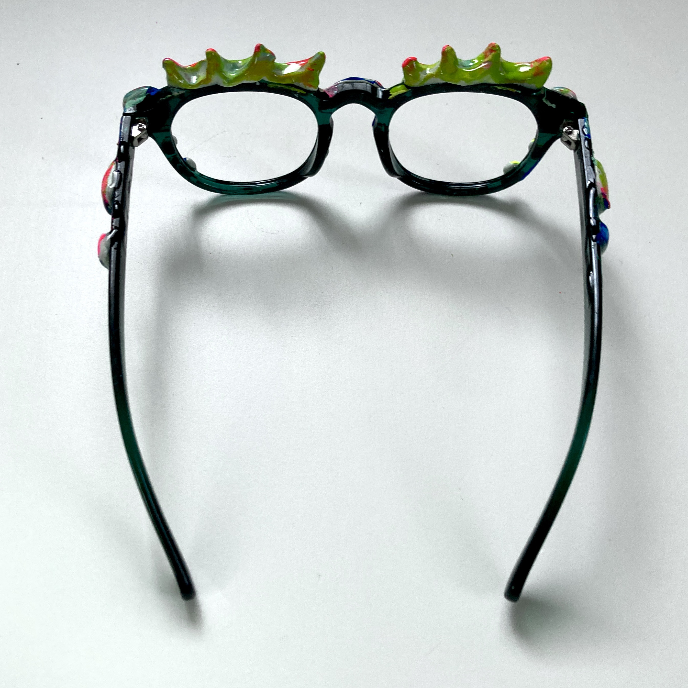 ピカピカ光るメガネ