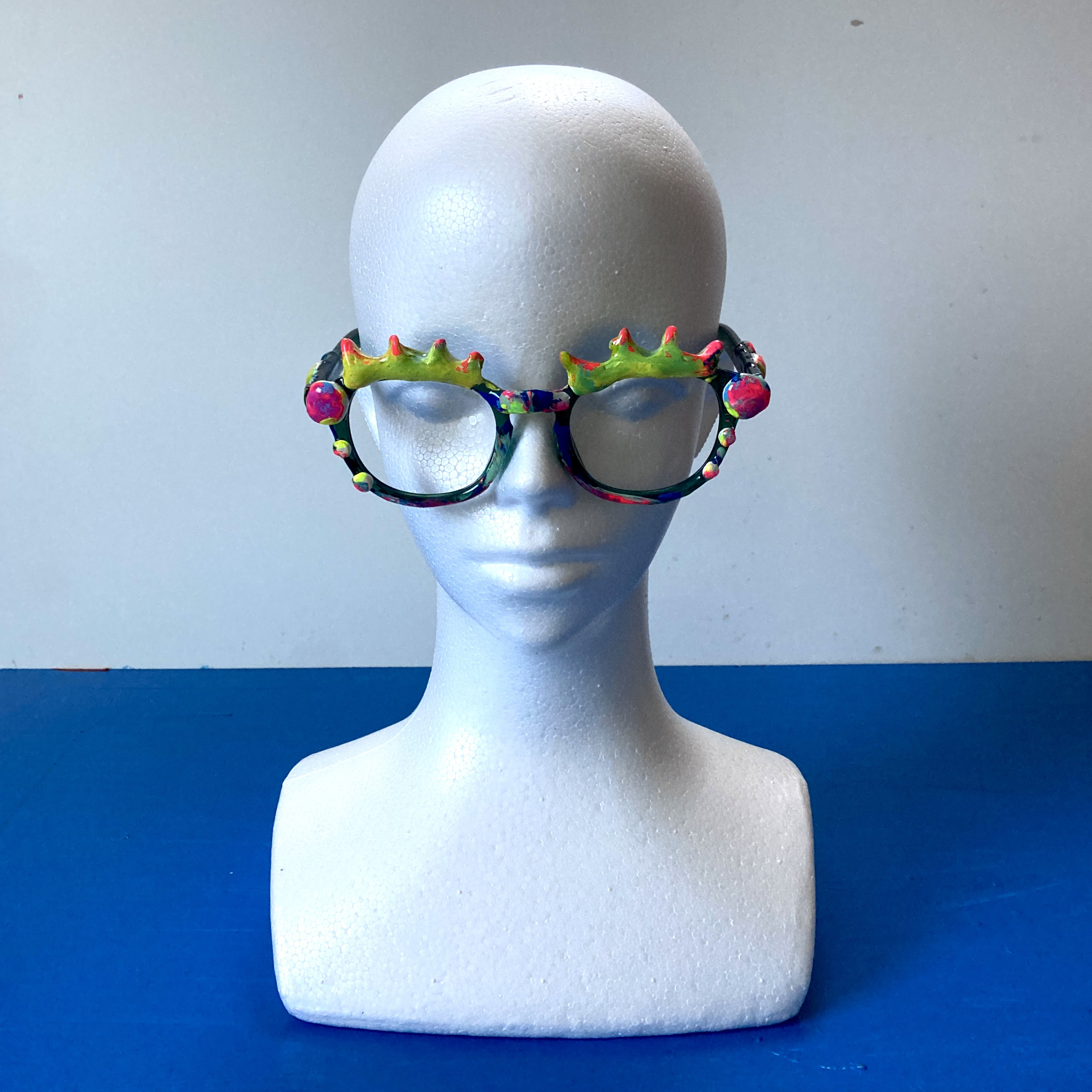 ピカピカ光るメガネ