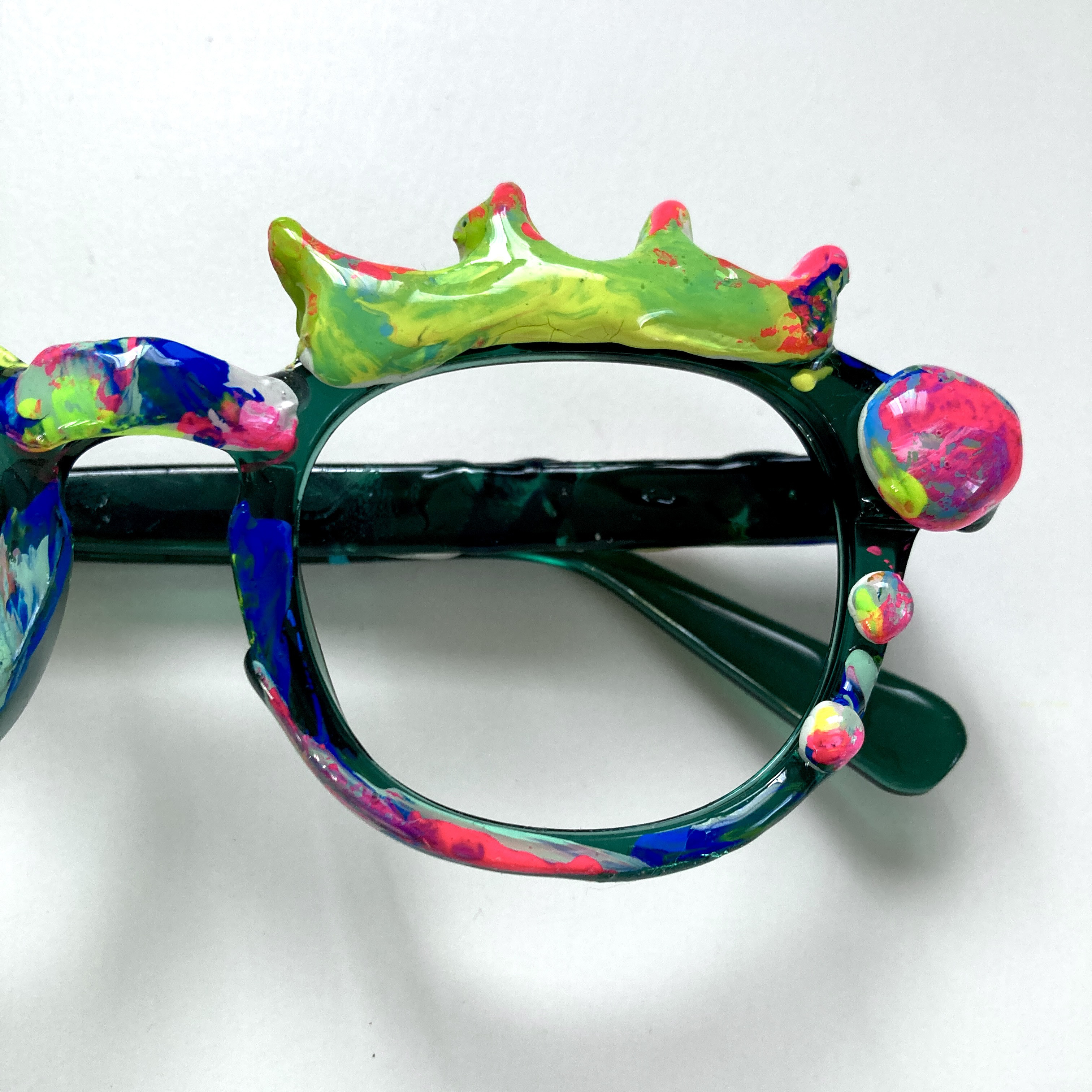 ピカピカ光るメガネ