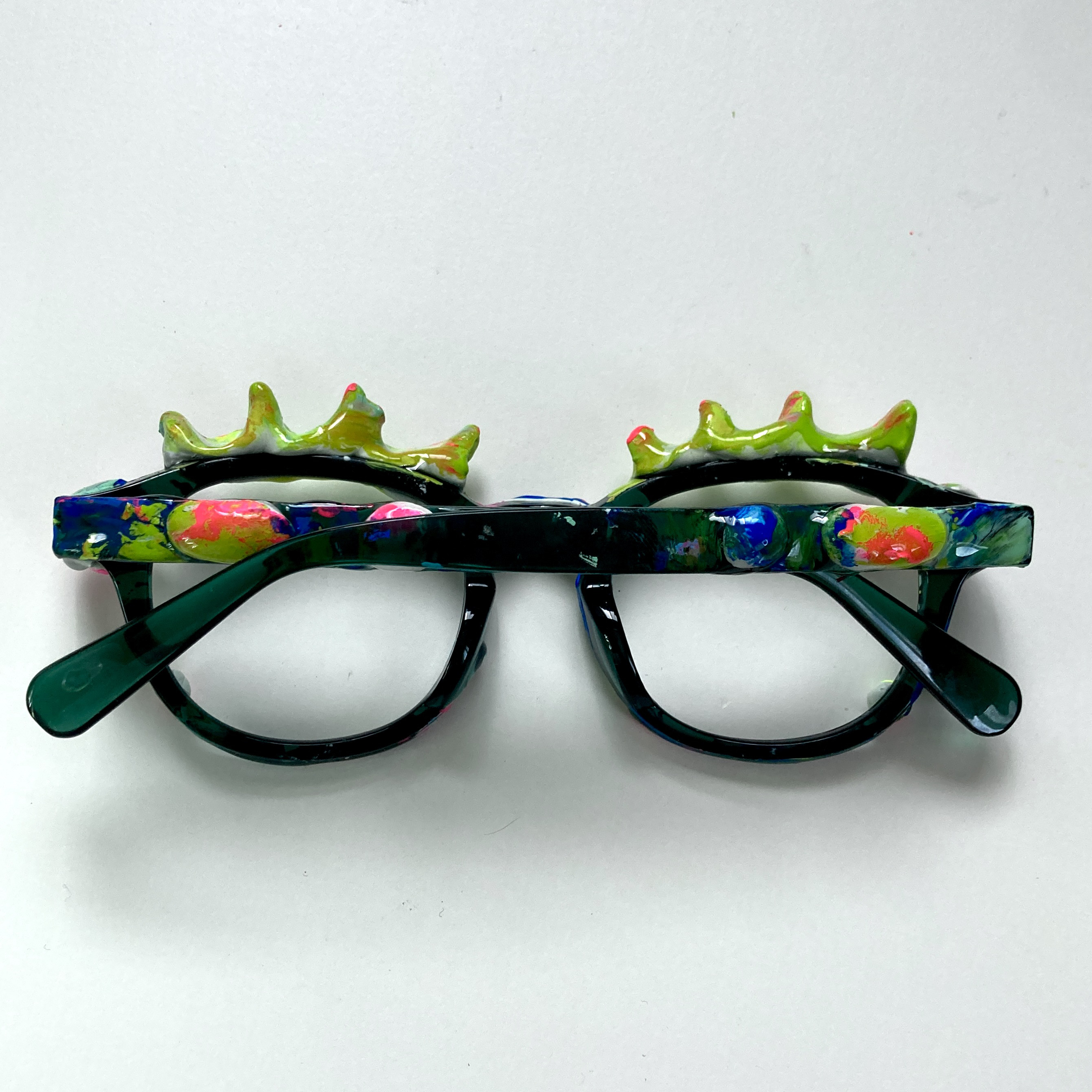 ピカピカ光るメガネ