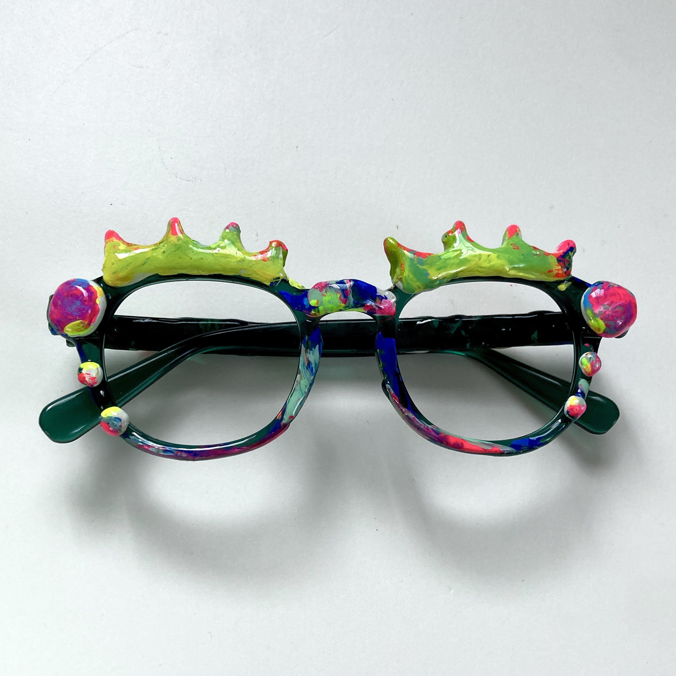 ピカピカ光るメガネ