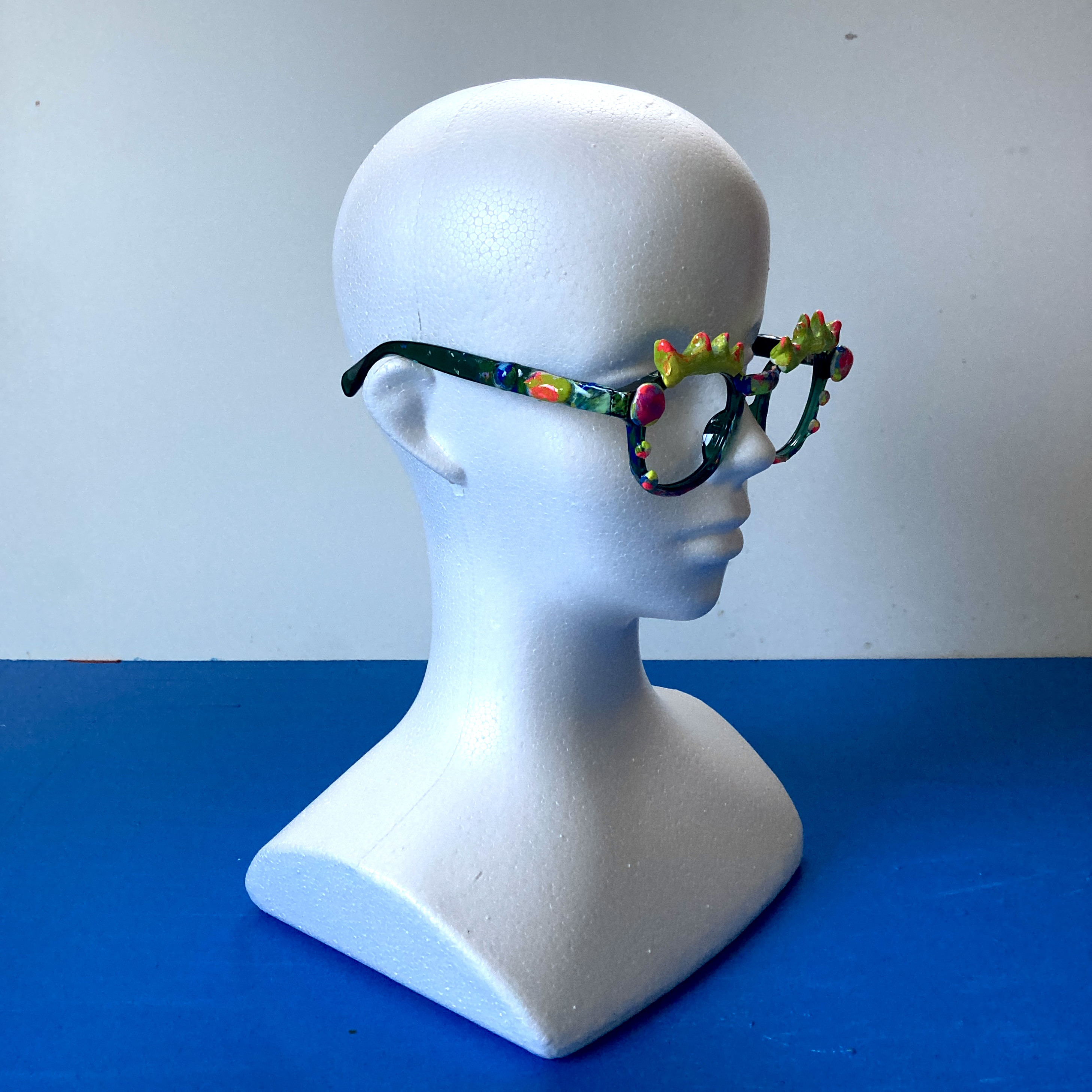 ピカピカ光るメガネ