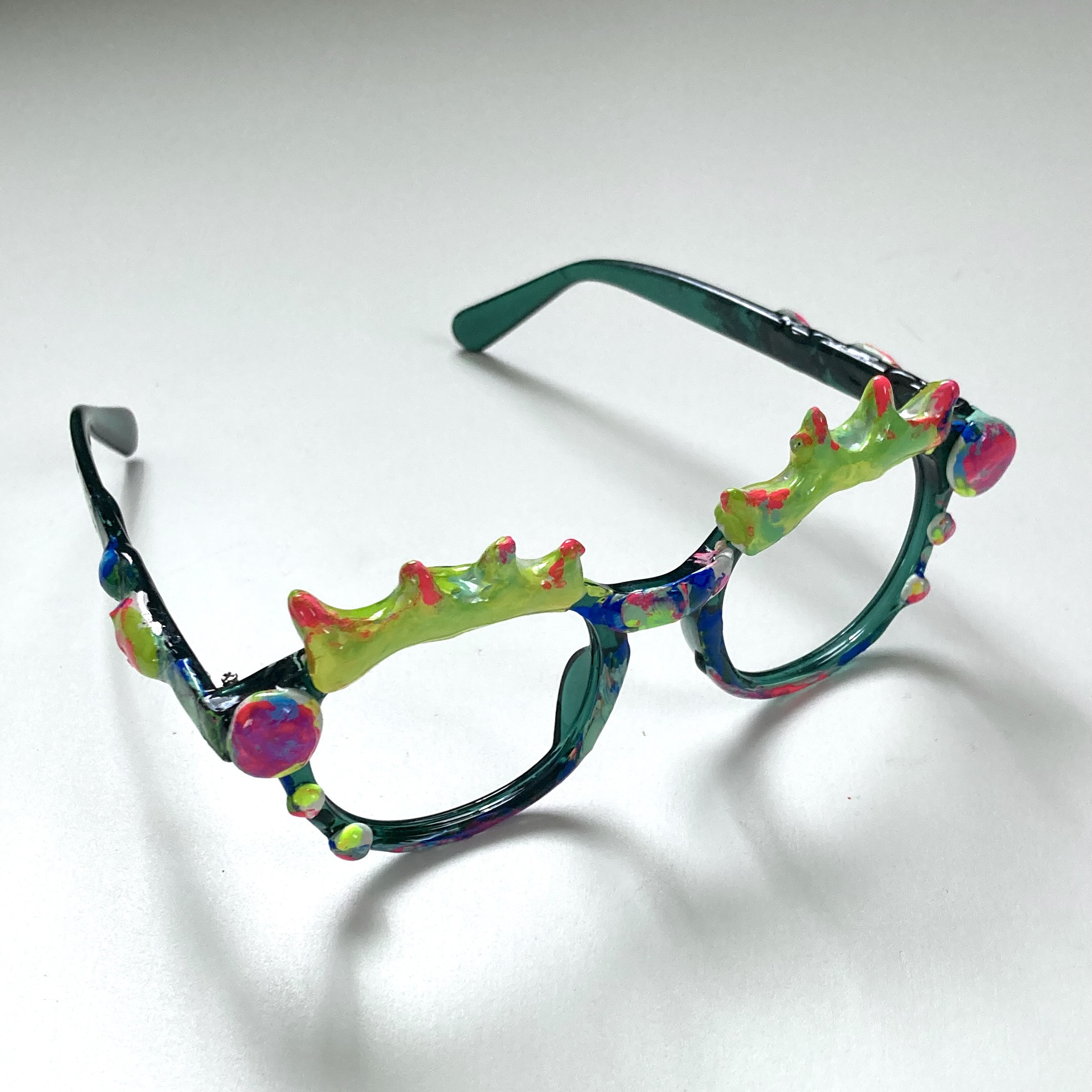 ピカピカ光るメガネ