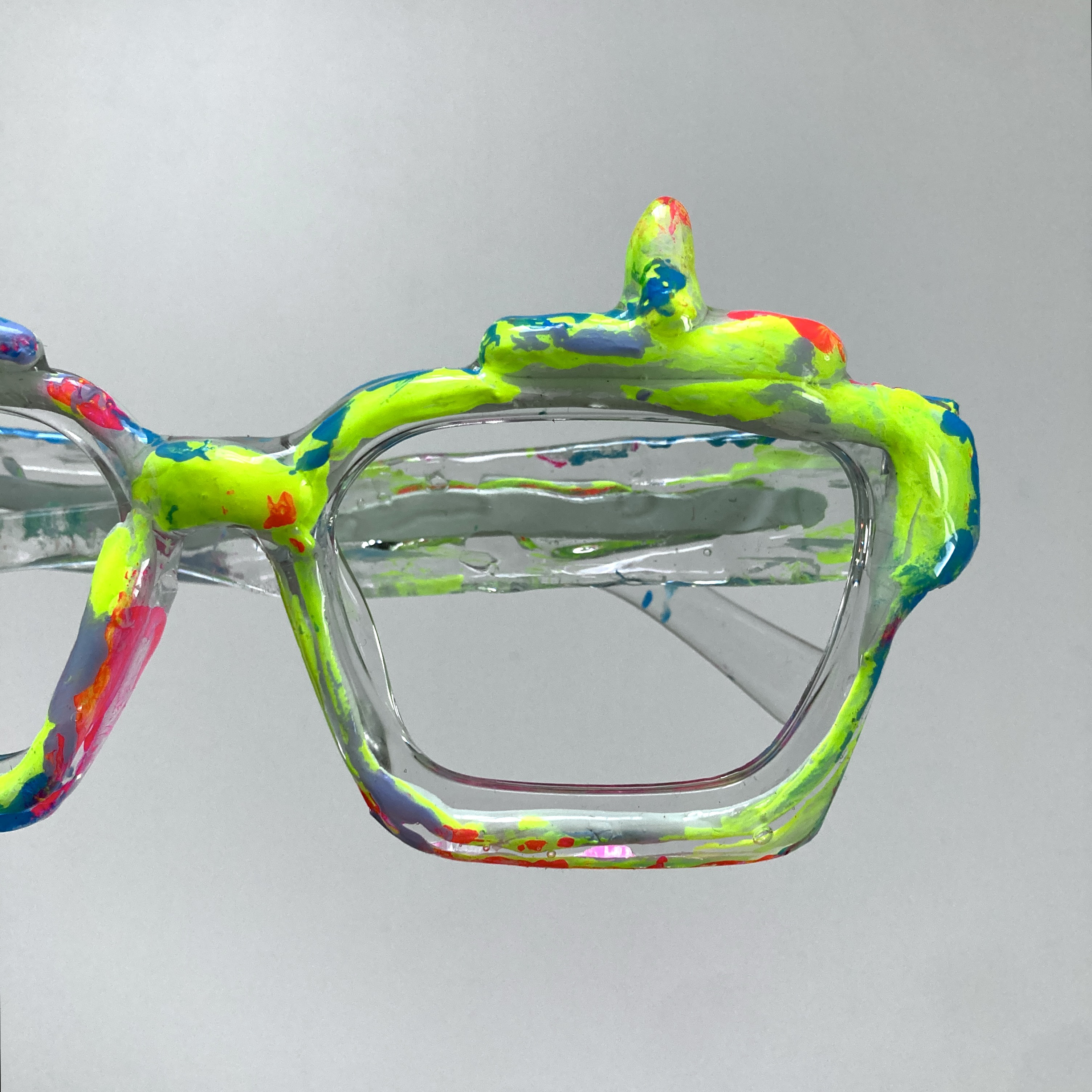 ペンキがはげたレトロメガネ