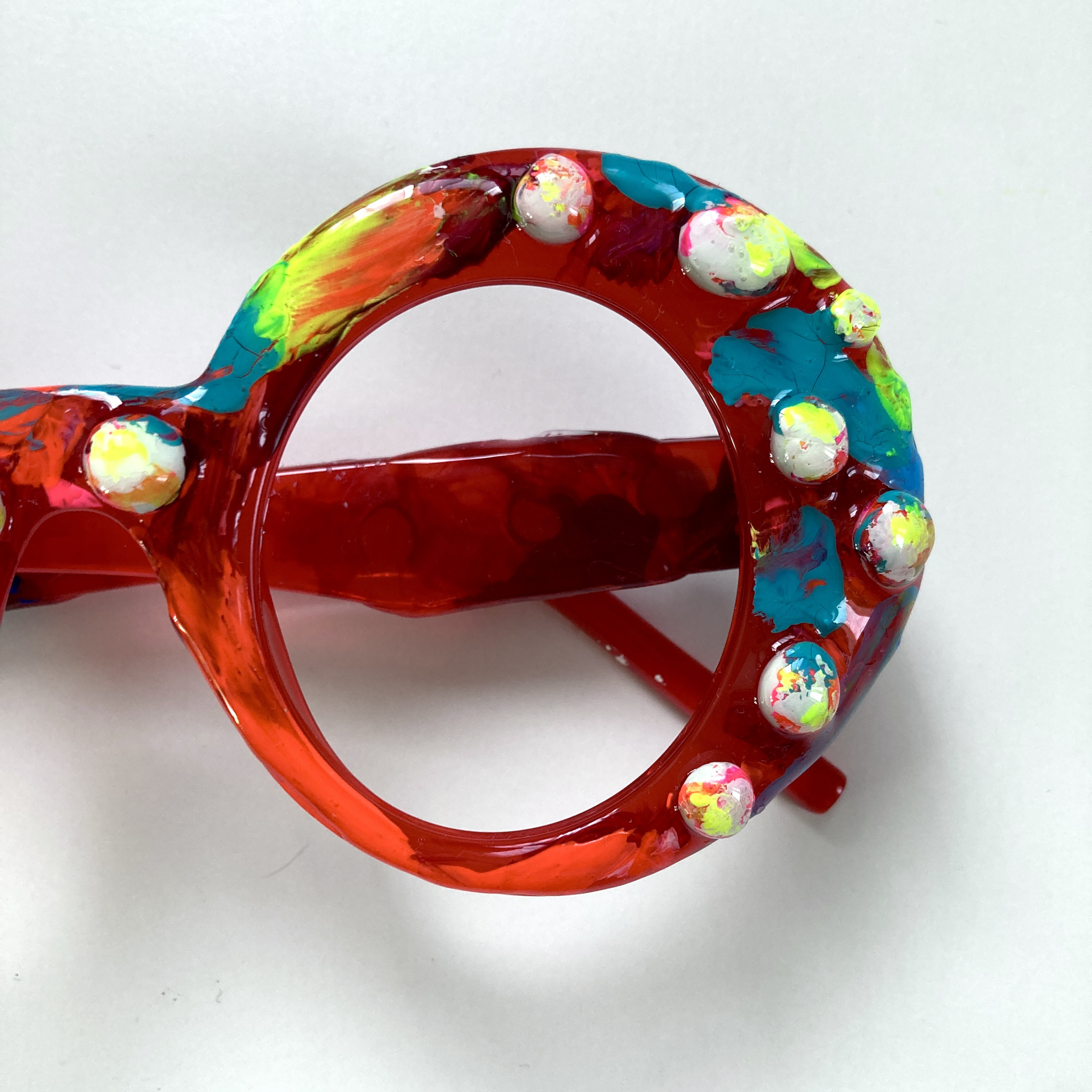 カラフルでごきげんな赤メガネ